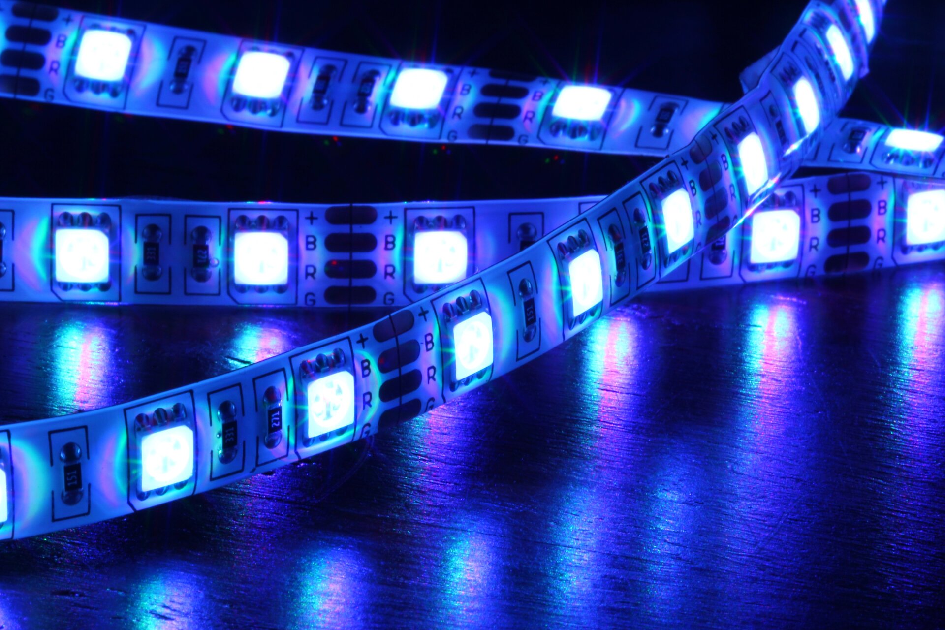 You are currently viewing LED-Beleuchtung im Wohnzimmer: von Grau zu Farbe
