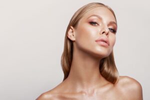 Read more about the article Strahlende Schönheit im Sommer: Die angesagtesten Make-up Trends 2023!